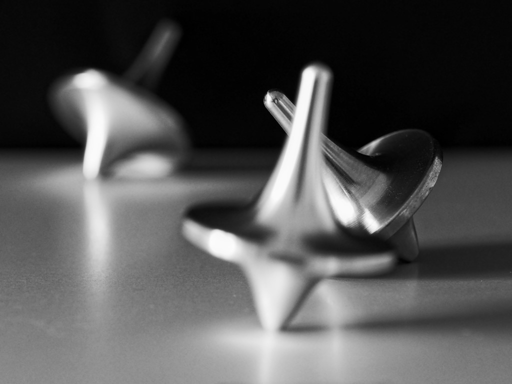 spinning tops from Al, Zr and Hu